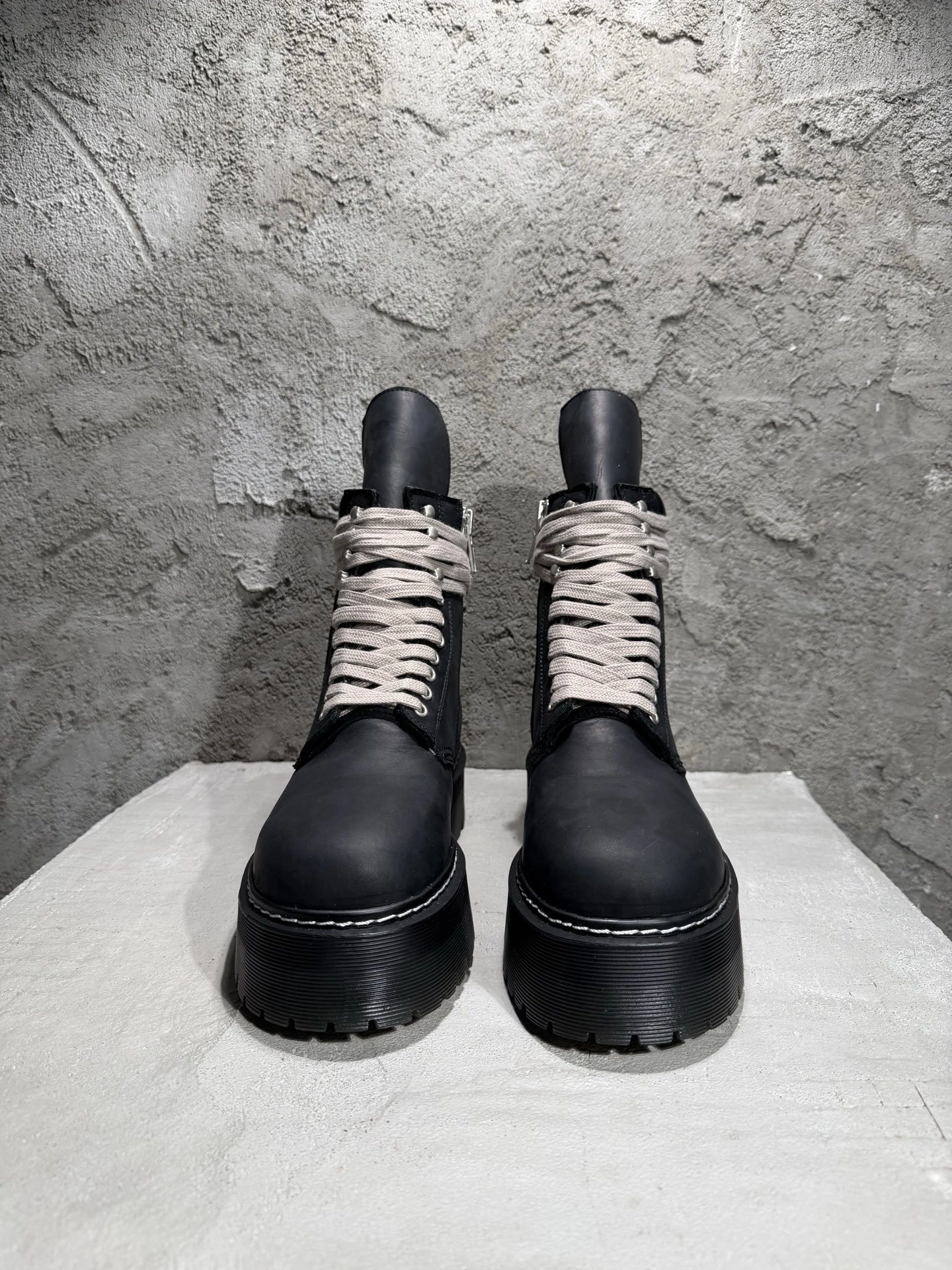 OOBB--Ow59s DM02E68139001-09  DW02E68139001-09 Ow59s x Dr.Martin Calfskin cowhide item:F-X409B0223B